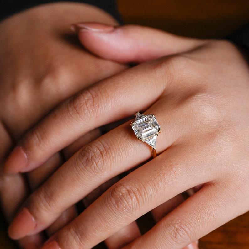 Stunning 1.0 - 2.0 CT Emerald Moissanite Engagement Ring with Three Stone Design 2