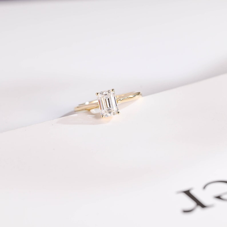 Stunning 1.0 - 2.0 CT Emerald Moissanite Engagement Ring with Solitaire Design 1